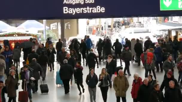 Münih, Almanya - 2 Aralık 2018: tren istasyonunda gider en iyi görünümü turist yolcuların valiz, sırt çantaları ve çantaları ile — Stok video