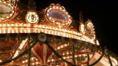 Nürnberg, Almanya - 1 Aralık 2018: yanıp sönen ışıkları karanlık gece gökyüzü aydınlatma adil atlıkarınca dönme dolap Noel pazarı, yuvarlak vintage merry go büyüleyici