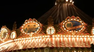 Nürnberg, Almanya - 1 Aralık 2018: yanıp sönen ışıkları karanlık gece gökyüzü Aydınlatma Fuarı atlıkarınca dönme dolap içinde Noel çarşı yuvarlak vintage merry go büyüleyici