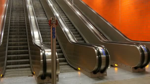 Grande escada rolante moderna no metrô. escada rolante deserta sem pessoas em quatro faixas que se movem para cima e para baixo — Vídeo de Stock