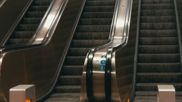 Большой современный эскалатор в метро. Заброшенный эскалатор без людей на четырех полосах, которые двигаются вверх и вниз — стоковое видео