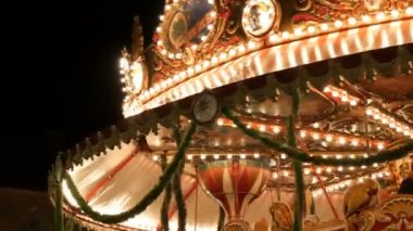 Nürnberg, Almanya - 1 Aralık 2018: yanıp sönen ışıkları karanlık gece gökyüzü Aydınlatma Fuarı atlıkarınca dönme dolap içinde Noel çarşı yuvarlak vintage merry go büyüleyici