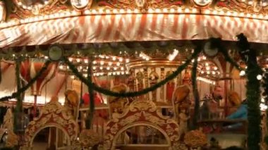 Nürnberg, Almanya - 1 Aralık 2018: yanıp sönen ışıkları karanlık gece gökyüzü Aydınlatma Fuarı atlıkarınca dönme dolap içinde Noel çarşı yuvarlak vintage merry go büyüleyici