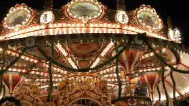 Nürnberg, Almanya - 1 Aralık 2018: yanıp sönen ışıkları karanlık gece gökyüzü Aydınlatma Fuarı atlıkarınca dönme dolap içinde Noel çarşı yuvarlak vintage merry go büyüleyici