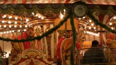 Nürnberg, Almanya - 1 Aralık 2018: yanıp sönen ışıkları karanlık gece gökyüzü Aydınlatma Fuarı atlıkarınca dönme dolap içinde Noel çarşı yuvarlak vintage merry go büyüleyici