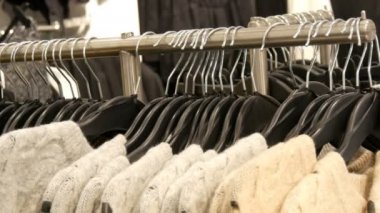 Sıcak giysiler moda koleksiyonu. Yeni sıcak şık kazak Giyim Askıları asılı farklı renklerin çok sayıda alışveriş merkezi veya alışveriş merkezi mağaza.