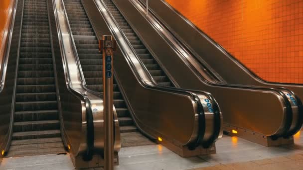 Grande escada rolante moderna no metrô. escada rolante deserta sem pessoas em quatro faixas que se movem para cima e para baixo — Vídeo de Stock