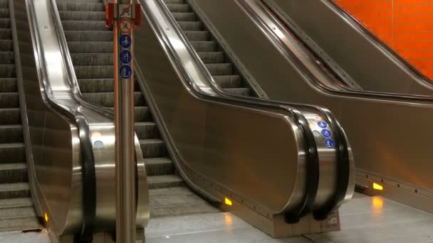Большой современный эскалатор в метро. Заброшенный эскалатор без людей на четырех полосах, которые двигаются вверх и вниз — стоковое видео