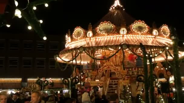 Nürnberg, Tyskland - 1 December 2018: Fascinerande blinkande lampor mörk natt himlen belysning av vintage merry go runda rättvis carousel pariserhjul i julmarknad — Stockvideo
