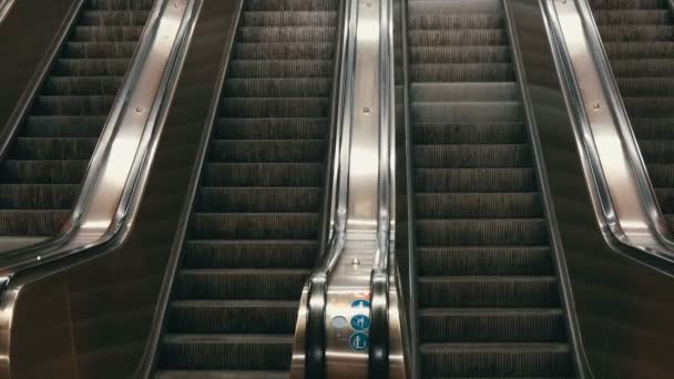 Gran escalera mecánica moderna en el metro. Escalera mecánica abandonada sin personas en cuatro carriles que se mueven arriba y abajo — Vídeos de Stock