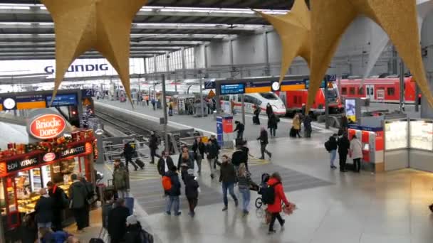 Múnich, Alemania - 2 de diciembre de 2018: Estación de tren antes de Navidad. Bellamente decorado para la estación de Navidad, donde la gente está llena. Grandes estrellas de Navidad de oro en el techo — Vídeos de Stock