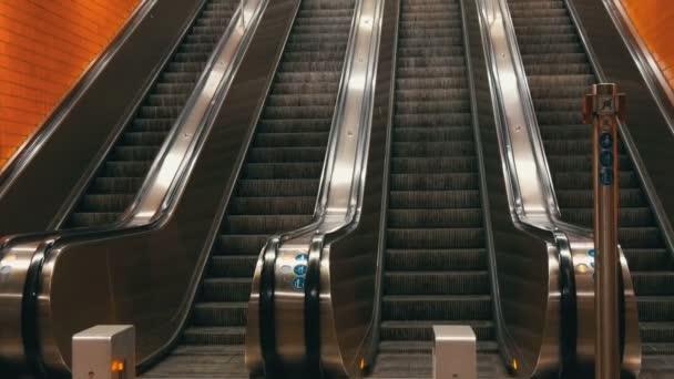 Grote moderne roltrap in metro. Verlaten roltrap zonder mensen op vier rijstroken die omhoog en omlaag — Stockvideo