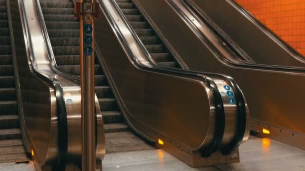 Gran escalera mecánica moderna en el metro. Escalera mecánica abandonada sin personas en cuatro carriles que se mueven arriba y abajo — Vídeos de Stock