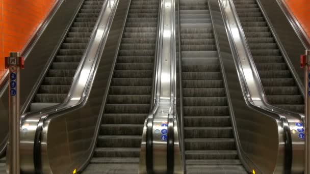 Gran escalera mecánica moderna en el metro. Escalera mecánica abandonada sin personas en cuatro carriles que se mueven arriba y abajo — Vídeos de Stock