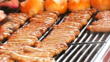 Kadınlar çok lezzetli taze Alman sosis ızgara. Nürnberg sosis taze çörek yakınındaki çok sayıda Noel gıda piyasada hazır mısın