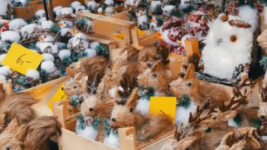 Bir kardan adam şapka, sincap, baykuş ve diğer Noel öznitelikleri komik rakamlar şeklinde Noel ve yılbaşı süsleri