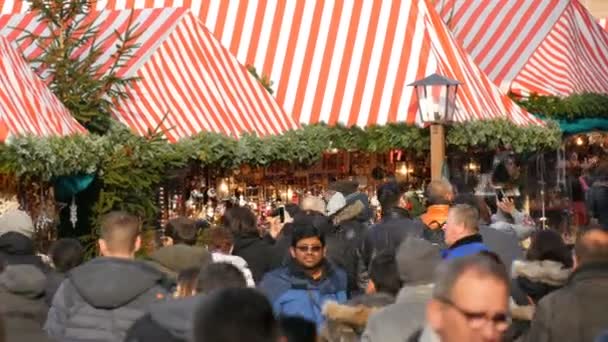 Norymberga, Niemcy - 1 grudnia 2018 r.: Tłum ludzi chodzących między stragany na Jarmark bożonarodzeniowy. Światowej sławy Jarmark bożonarodzeniowy w norymberskim — Wideo stockowe