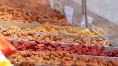 Çeşitli tatlılar geleneksel Noel kavrulmuş hayalarına Storefront sırlıdır. Almanya Noel pazarı