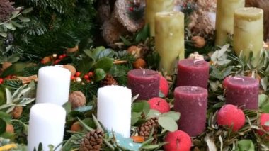 Çok büyük çok renkli Noel kalın mum mumlar holly ve Ladin. Noel ve yeni yıl ruhu. Noel arifesinde piyasada bir tatil için sahne