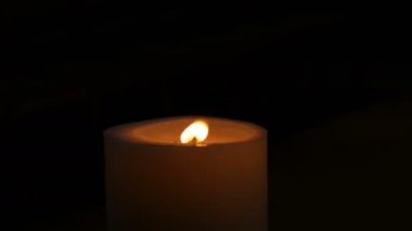 Büyük beyaz karanlıkta mum yakma. Gece mum alevi görünümü kapatın