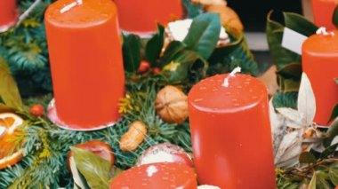 Çok büyük çok renkli Noel kalın mum mumlar holly ve Ladin. Noel ve yeni yıl ruhu. Noel arifesinde piyasada bir tatil için sahne