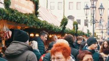 Nürnberg, Almanya - 1 Aralık 2018: Noel pazarı kabinlerde arasında yürüyüş kişilik bir kalabalık. Nurembergs dünyaca ünlü Noel pazarı