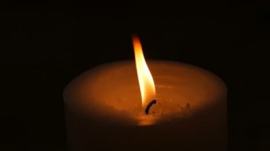 Büyük beyaz karanlıkta mum yakma. Gece mum alevi görünümü kapatın