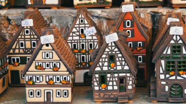 Piękne świeczniki w postaci domów w stylu Szachulec. Krajowymi niemiecki i holenderski biały z czarnym belki mini domy na Jarmark bożonarodzeniowy w Norymberdze — Wideo stockowe