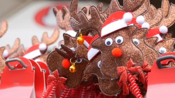 Ano Novo e cestos de Natal na cabeça na forma de veados em chapéus de Papai Noel e sino na vista de close-up orelha. O espírito do Natal e Ano Novo — Vídeo de Stock