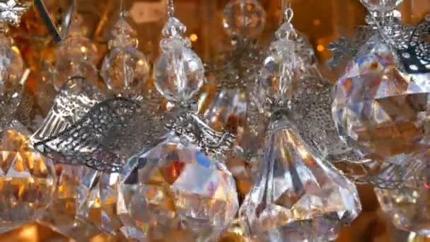 Hermoso juguete árbol de Navidad en forma de un ángel de cristal se balancea en el viento. Año Nuevo y decoración de Navidad — Vídeos de Stock