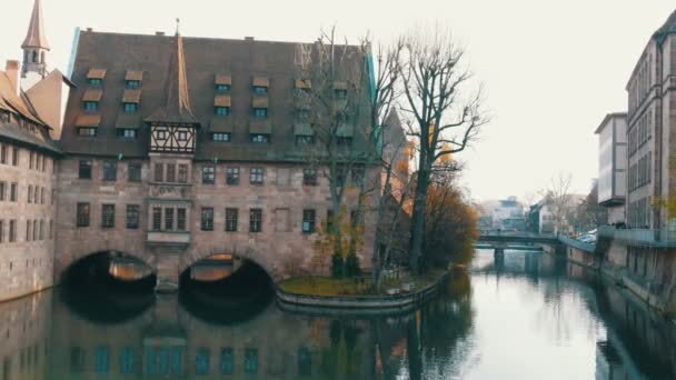 Allemagne Bavière, hôpital Saint-Esprit de Nuremberg, est un ancien sanatorium maintenant un restaurant de style allemand à la fin de l'automne — Video