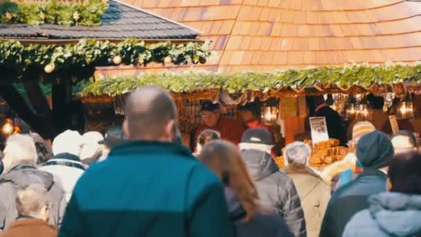 Nürnberg, Duitsland - December 1, 2018: Een menigte van mensen lopen tussen de kraampjes op de kerstmarkt. Metroritje wereldberoemde kerstmarkt — Stockvideo