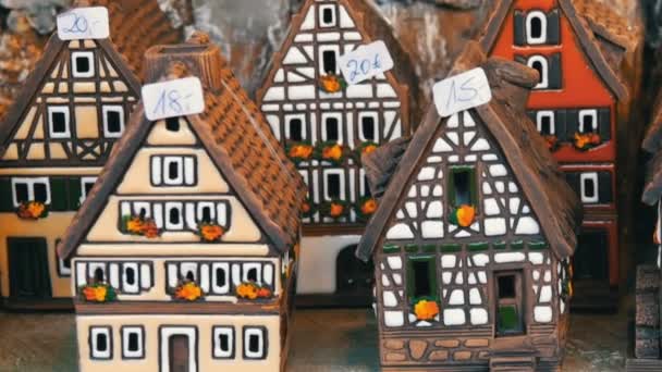 Krásné svícny v podobě domů ve stylu AFD. Národní německé a nizozemské bílá s černými paprsky mini domů na vánoční trh v Norimberku — Stock video