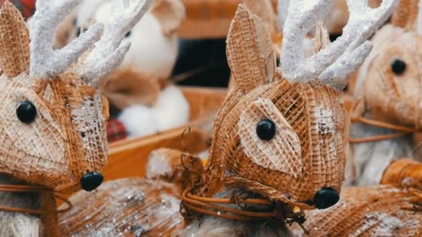 Belles figurines de décoration de Noël de cerfs sur le marché de Noël — Video