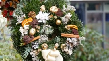 Holly, çam dalları, anason, kurutulmuş portakal şık yeşil Noel çelenk ve diğerleri Noel pazarda satılmaktadır