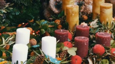 Çok büyük çok renkli Noel kalın mum mumlar holly ve Ladin. Noel ve yeni yıl ruhu. Noel arifesinde piyasada bir tatil için sahne