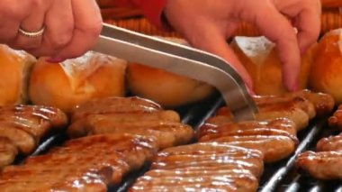 Kadınlar çok lezzetli taze Alman sosis ızgara. Nürnberg sosis taze çörek yakınındaki çok sayıda gıda pazarına yakın görünümü Noel hazırlanır