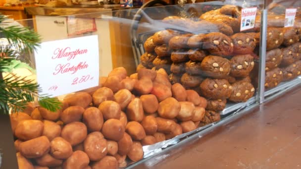 Navidad tradicional Nuremberg chocolate y jengibre pan de jengibre y patatas de mazapán en las ventanas del mercado de Navidad. Espíritu navideño. Lebkuchen alemán tradicional — Vídeo de stock