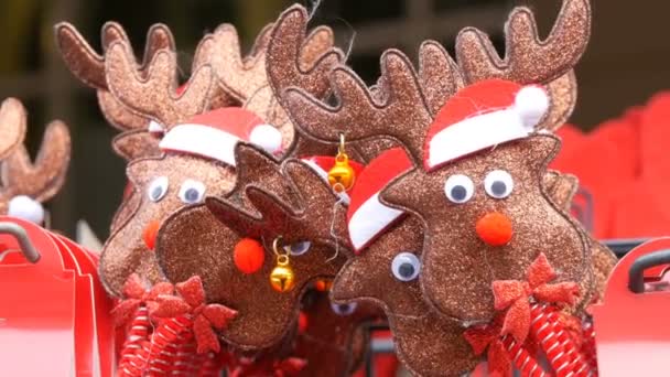 鹿でサンタ クロースの帽子と耳に鐘の形で頭に新年とクリスマスのフープは、ビューを閉じます。クリスマスと新年の精神 — ストック動画