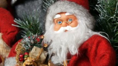 Santa Claus, Noel ve yeni yıl için dekorasyon olarak duran oyuncak bebek görünümü kapatın