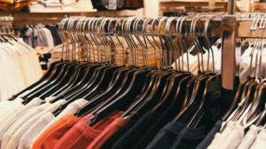 Çok sayıda farklı renkteki Bayan Giyim Askıları üzerinde asılı ve bir giyim mağazası alışveriş merkezinin veya alışveriş merkezi raflara yatıyor. Tüketim sorunu