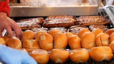 Noel pazarı, Ulusal Alman sosis ızgara, yanındaki buns. Nürnberg sosis ile özel cımbız yardımcı kadın el açmak