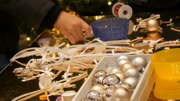 Gyerekek kap készen áll a karácsonyi és újévi, hogy kézzel készített kézműves Christmas tree játékok. A gyermekek szórakozhatnak bevásárlóközpont vagy bevásárló központ. — Stock videók