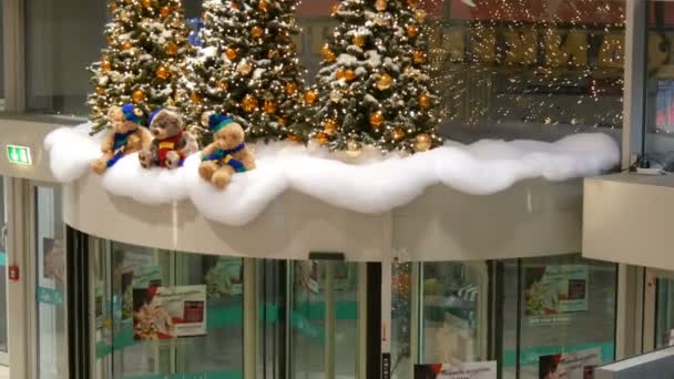 Nuremberg, Niemcy - 1 grudnia 2018 r.: Wejście do centrum z drzwi obrotowych powyżej, które pięknie ozdobione choinki i brązowy zabawka niedźwiedzie — Wideo stockowe
