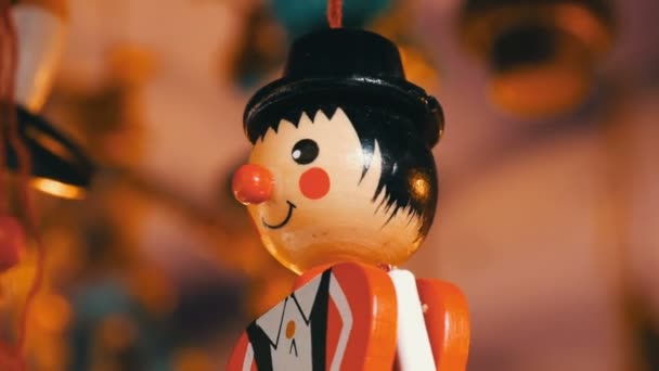 Το παιχνίδι κούκλα του Άγιου Βασίλη, που στέκεται ως διακόσμηση για τα Χριστούγεννα και το νέο έτος κλείνω πάνω θέα — Αρχείο Βίντεο