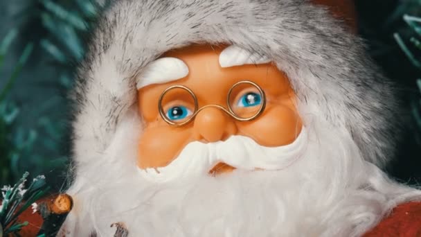 Игрушечный Дед Мороз, который стоит в качестве украшения к Рождеству и Новому году, крупным планом — стоковое видео
