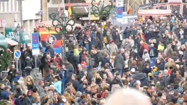 Nürnberg, Deutschland - 1. Dezember 2018: Menschenmassen flanieren über den Weihnachtsmarkt in Europa — Stockvideo