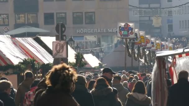 Нюрнберг, Германия - 1 декабря 2018 года: толпа людей ходит по Рождественскому рынку в Европе — стоковое видео