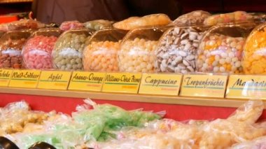 Çeşitli Avrupa Noel pazarının sayaçta lolipop yuvarlak. Alman şeker adları. Cam kavanozlar, renkli ve karışık tatlı şeker yuvarlak sweets cam