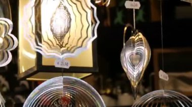 Yeni yıl ve Noel dekor, çeşitli şekil ve boyutlarda, Almanya'da Noel pazarının sayaçta rüzgarda sway kinetik yel değirmenleri rakamlar ilginç